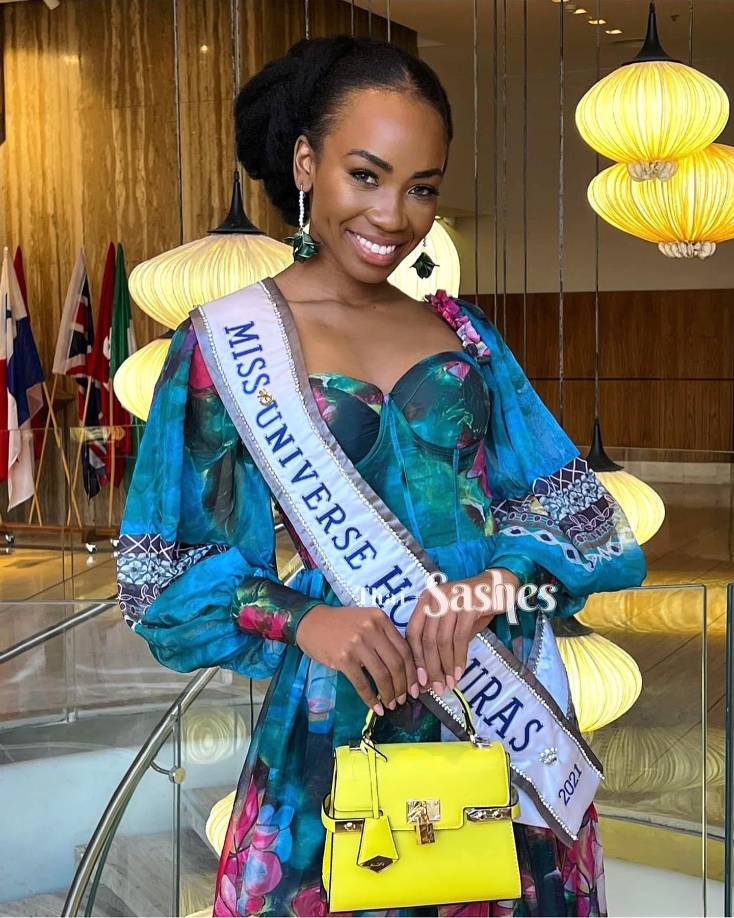 La catracha apuesta por tonos y diseños que realcen su belleza. Aquí con un vestido de Gracia Fashion.