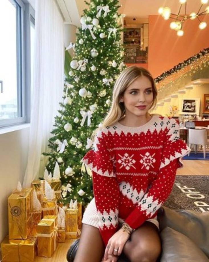 Precisamente, esa es la canción que ha utilizado la italiana Chiara Ferragni nada más terminar de colocar las luces de su árbol. La influencer se ha sentado con su hijo Leone y con la música a todo volumen han disfrutado de las luces que, en un alarde de imaginación, forman el color de la bandera italiana, verde, blanco y rojo, una manera de homenajear a su país. La influencer italiana usó luces verdes, blanco y rojo en su árbol.<br/><br/>Este año, la Navidad se vivirá de manera muy especial en casa de Ferragni, ya que está embarazada de su segundo hijo, una niña que nacerá en la primavera del año que viene.
