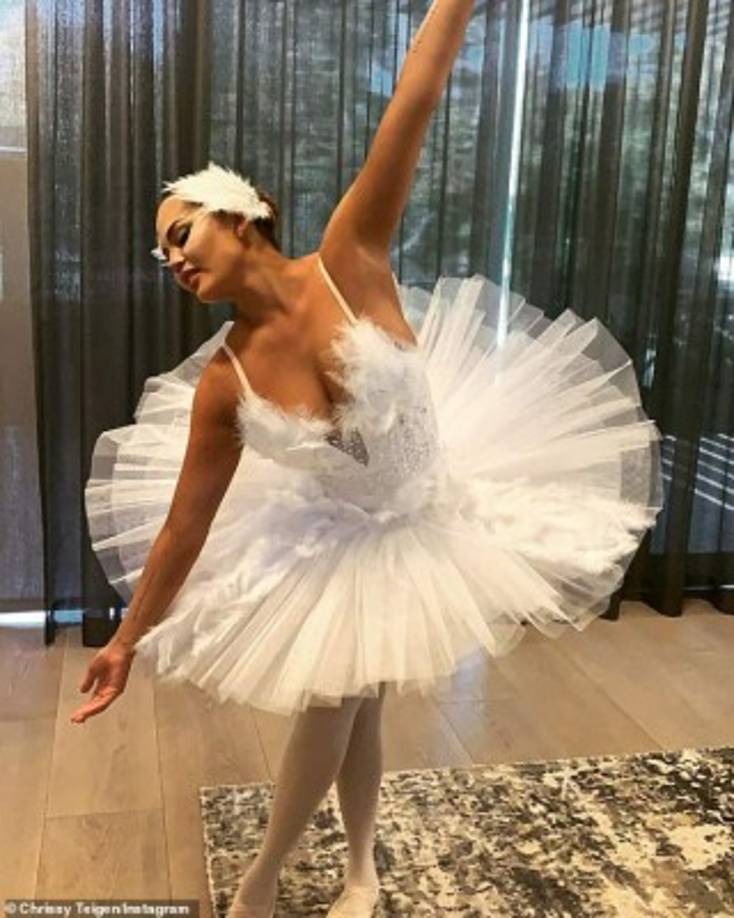 La modelo Chrissy Teigen personificó a Nina, la bailarina que interpreta Natalie Portman en “El Cisne Negro”.