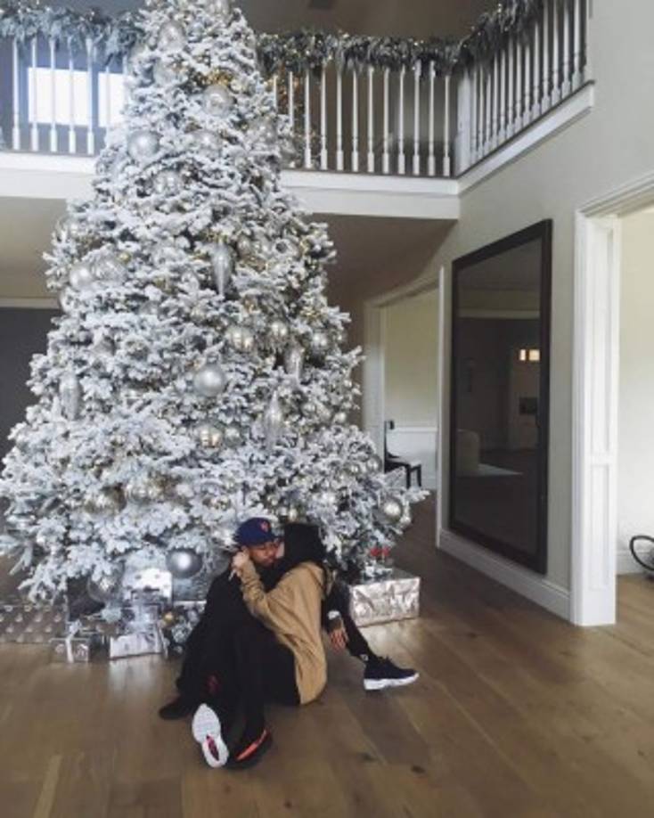 Kylie Jenner y su novio Tyga compartieron la foto de su espectacular árbol.