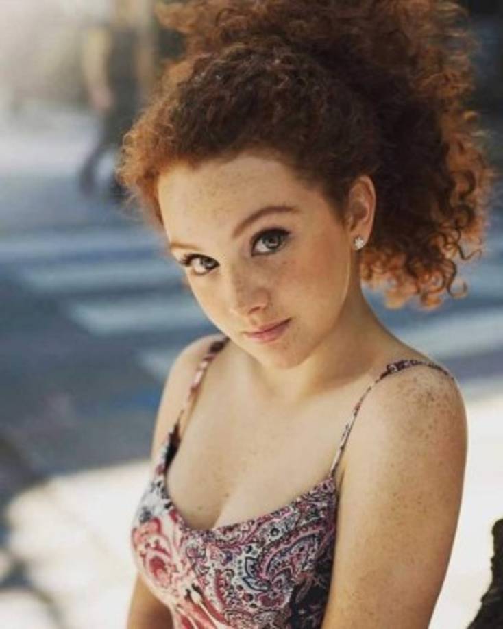 A través de redes sociales, Briggitte confirmó a su público que estaba teniendo problemas por el desproporcionado tamaño de sus senos, lo que no le dejó más remedio que someterse a una operación para reducirlos.