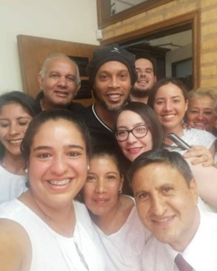 Empleadas de la Fiscalía de Paraguay se tomaron una selfie con Ronaldinho.