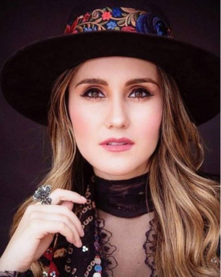 Su primera canción profesional fue 'Quiero Poder”, junto a Christopher Uckermann en 2007.