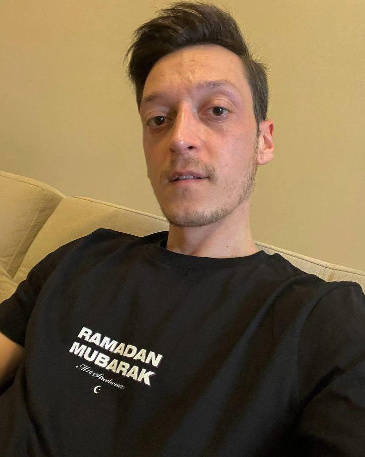 Mesut es socio de una <b>clínica deportiva que se encuentra en Londres.</b>