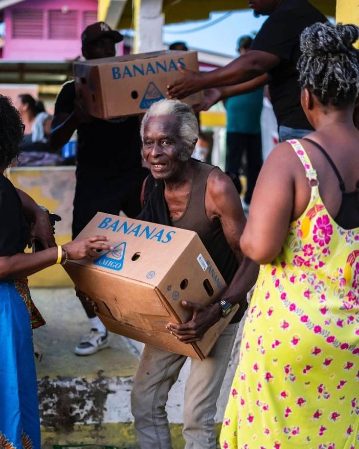 Los ciudadanos de Tornabé, Tela, también recibieron la donación que hizo Alberth Elis junto a su equipo de trabajo.