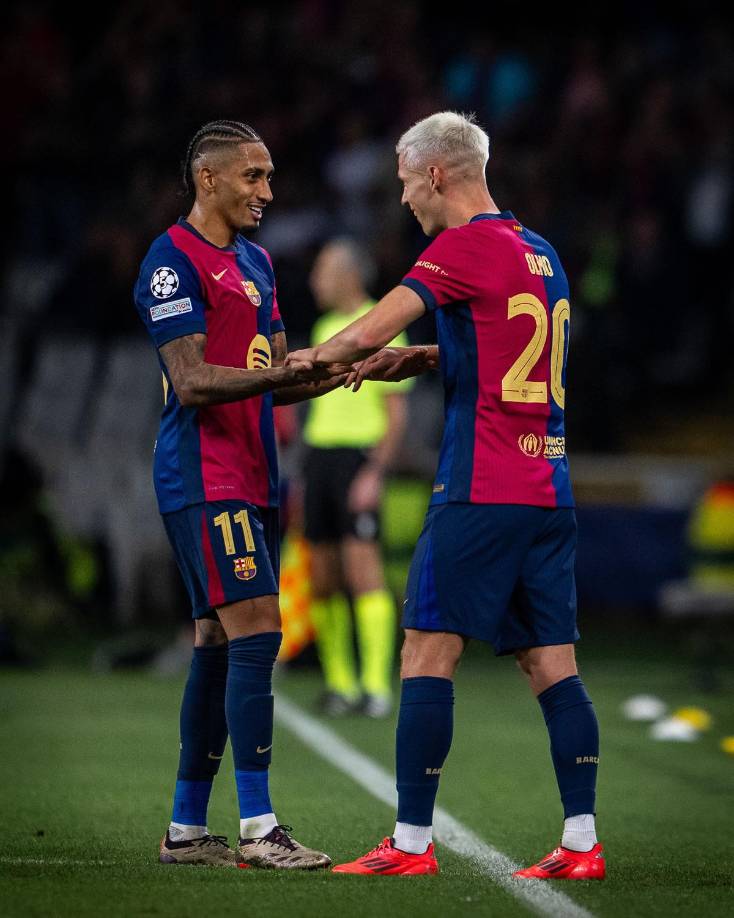 Dani Olmo volvió de una lesión y entró por Raphinha, que se retiró ovacionado por todos los hinchas blaugranas.