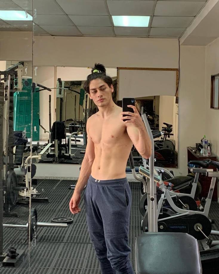 Fuera de TikTok, Miguel Marichal, que actualmente tiene 24 años, lleva una vida activa y multifacética. Es un apasionado del fitness y dedica gran parte de su tiempo a mantener un estilo de vida saludable. Le gusta practicar fútbol y estilos de baile como el break dance.