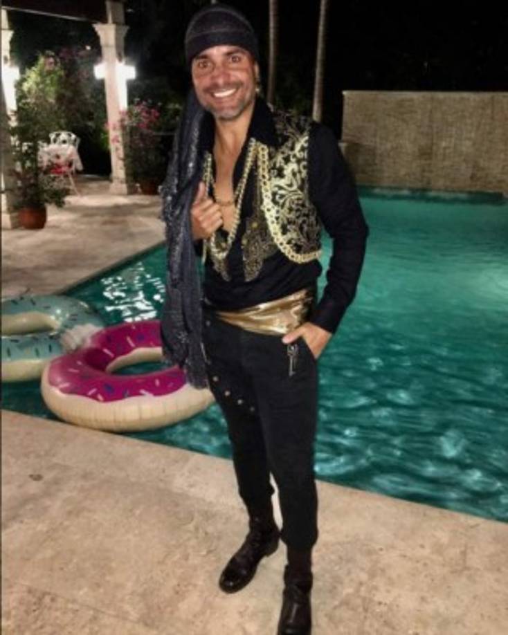¿Y para las chicas? No podía faltar el galán boricua Chayanne, quien personificó a un gitano para disfrutar de las fiestas de Halloween.