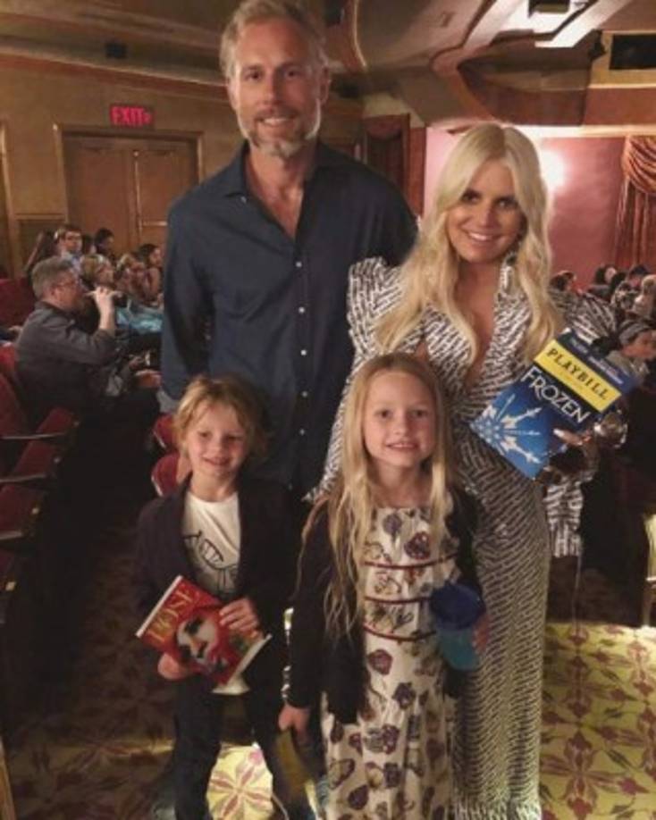 Simpson tenía 22 años cuando se casó. En la actualidad, la cantante vive feliz con su segundo esposo, Eric Johnson, con quien tiene dos hijas.