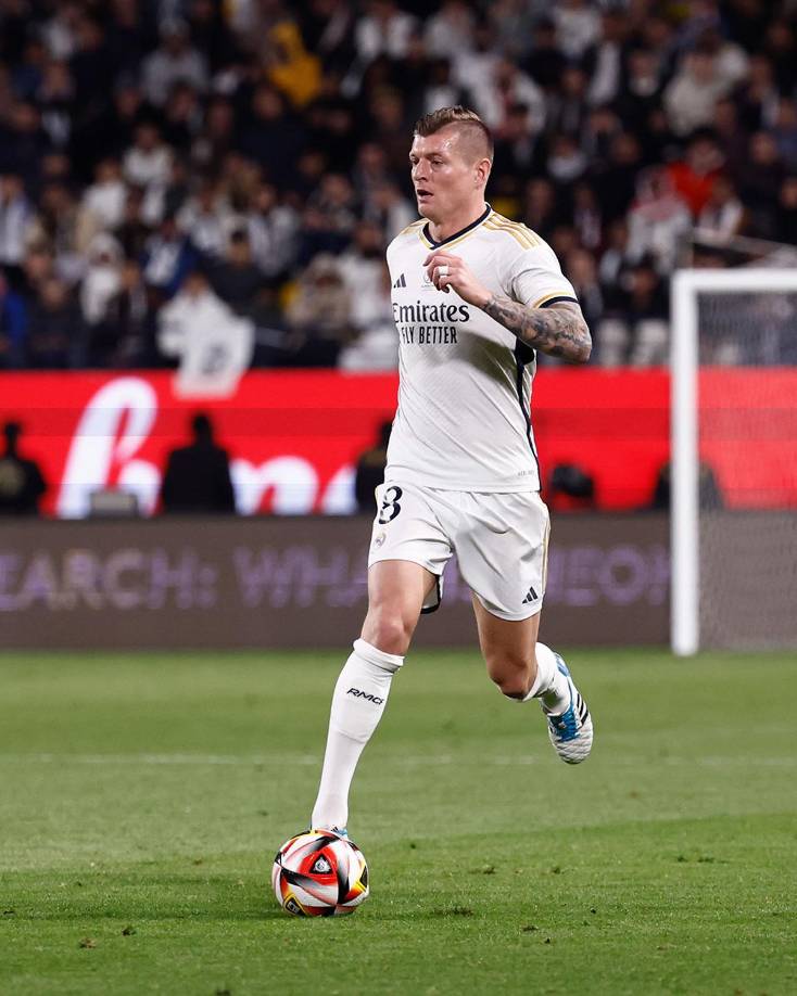 Toni Kroos entró al campo en el segundo tiempo y cada vez que tocaba el balón era abucheado y silbado por el público árabe. ¿Por qué? La razón es por las críticas del jugador alemán al fútbol árabe.