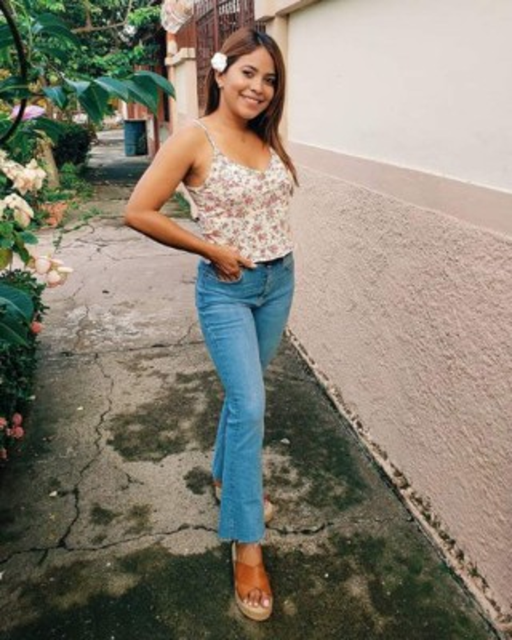 Los seguidores de Suly notaron la pronunciada barriguita de la periodista y cuestionaron en su Instagram, '¿Está embarazada?'. Cálix negó los rumores y dijo que fueron unos tamales que se había comido.