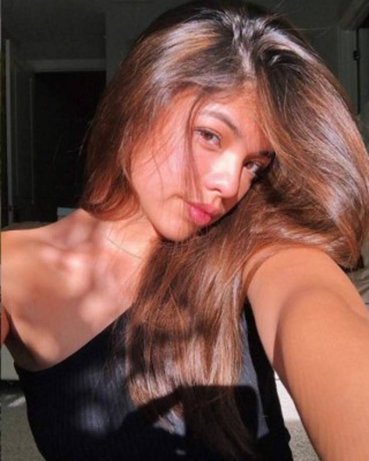 En más de una ocasión, ha compartido videos en los que Sarita muestra su talento para el canto.