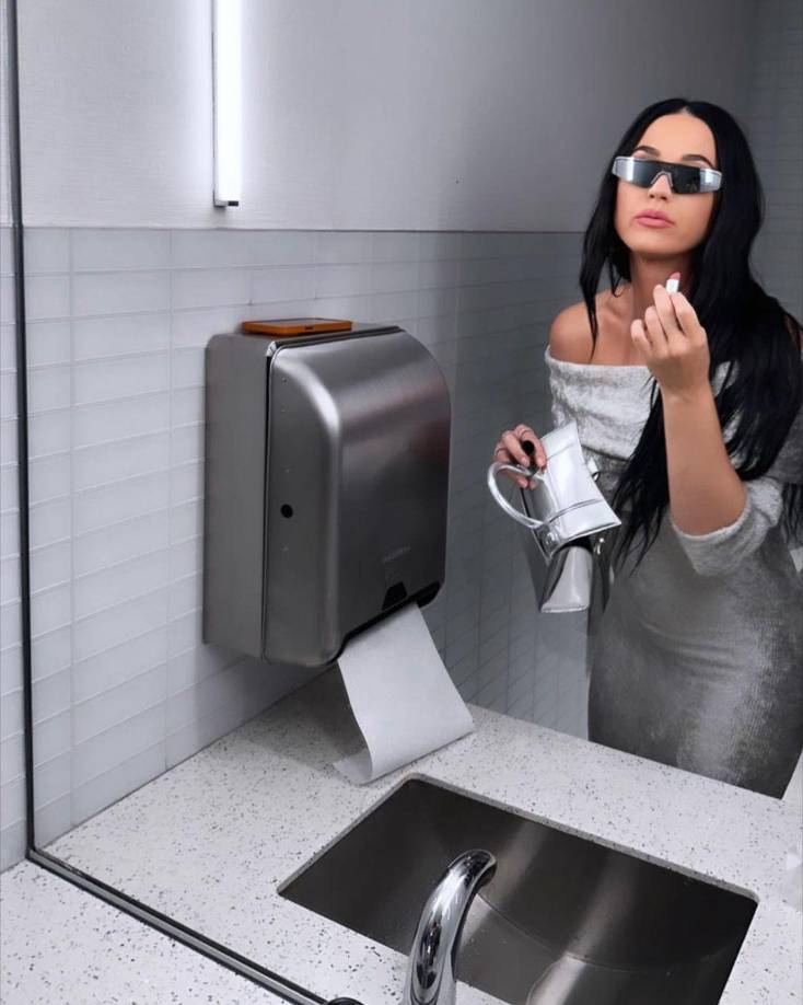 La cantante Katy Perry fue de las primeras famosa en compartir su look, ya que Beyoncé solicitó a todos los asistentes usar vestuario color plateado para el concierto.