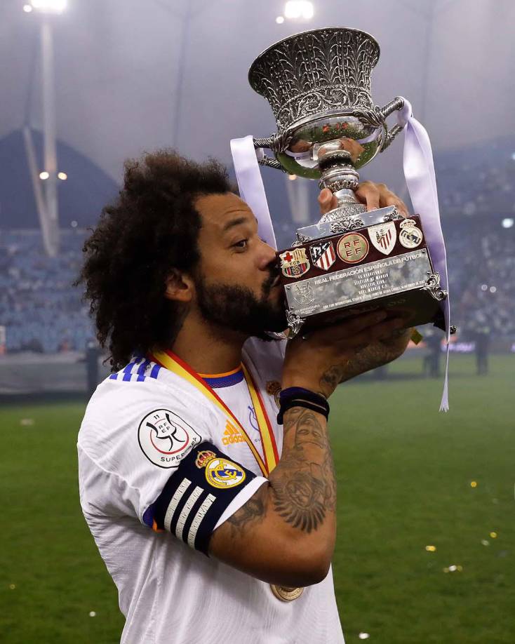 Marcelo besando el trofeo de la Supercopa de España.