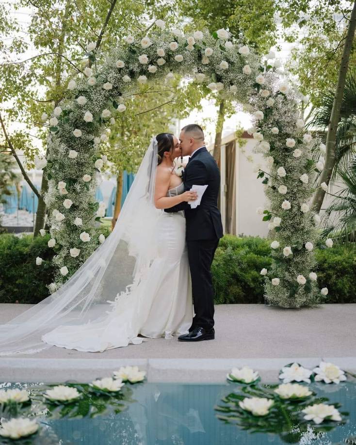 La cantante compartió en las redes sociales varias imágenes de su matrimonio con el fotógrafo, sin dar muchos detalles de la ceremonia o de cuántos y quiénes fueron invitados a la boda; sin embargo, medios estadounidenses aseguran que solo invitaron a 60 personas, entre ellos los cuatro hermanos de Chiqui y sus respectivas parejas e hijos, la abuela y madre del fotógrafo y un par de amigos famosos. Los tíos y abuelos de Chiquis no fueron invitados al evento.