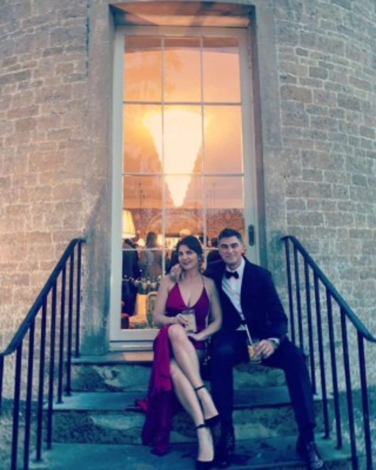 Ahora entendemos la belleza de Dua Lipa, fue heredada de sus padres. Quienes lucen bellos y regios.