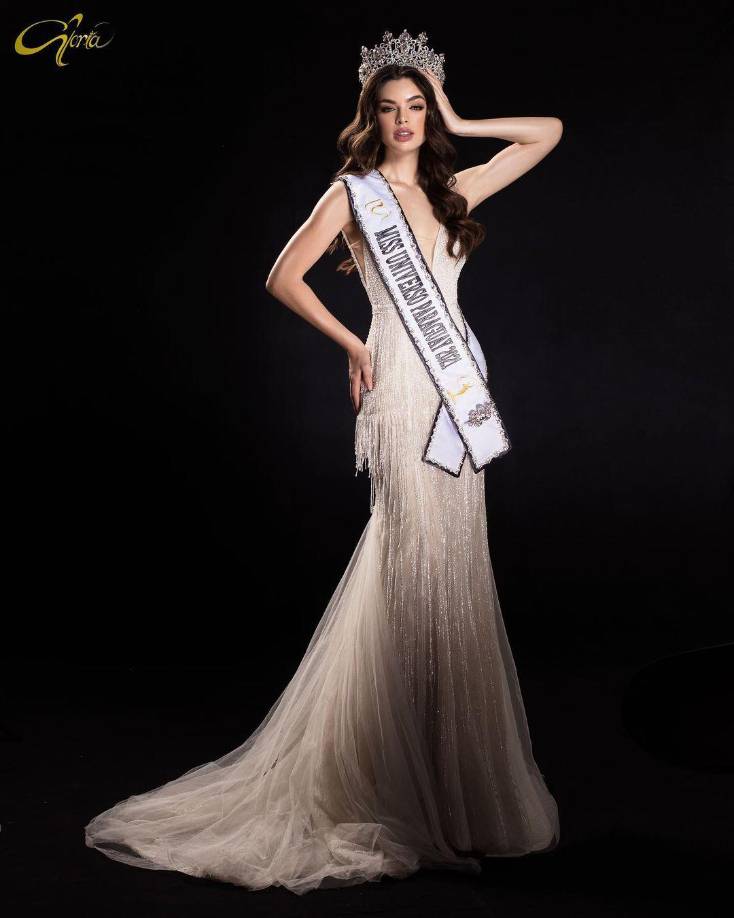 Nadia Ferreira mide 1.75 de altura, el color natural de sus ojos son azules. y actualmente es la concursante del Miss Universo 2021 con más seguidores en Instagram con más 744 mil fans. 