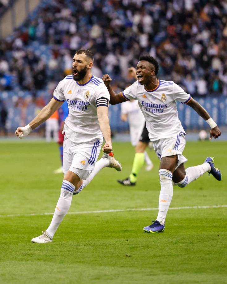 Karim Benzema corriendo a celebrar su gol, el segundo del Real Madrid ante el Barcelona.