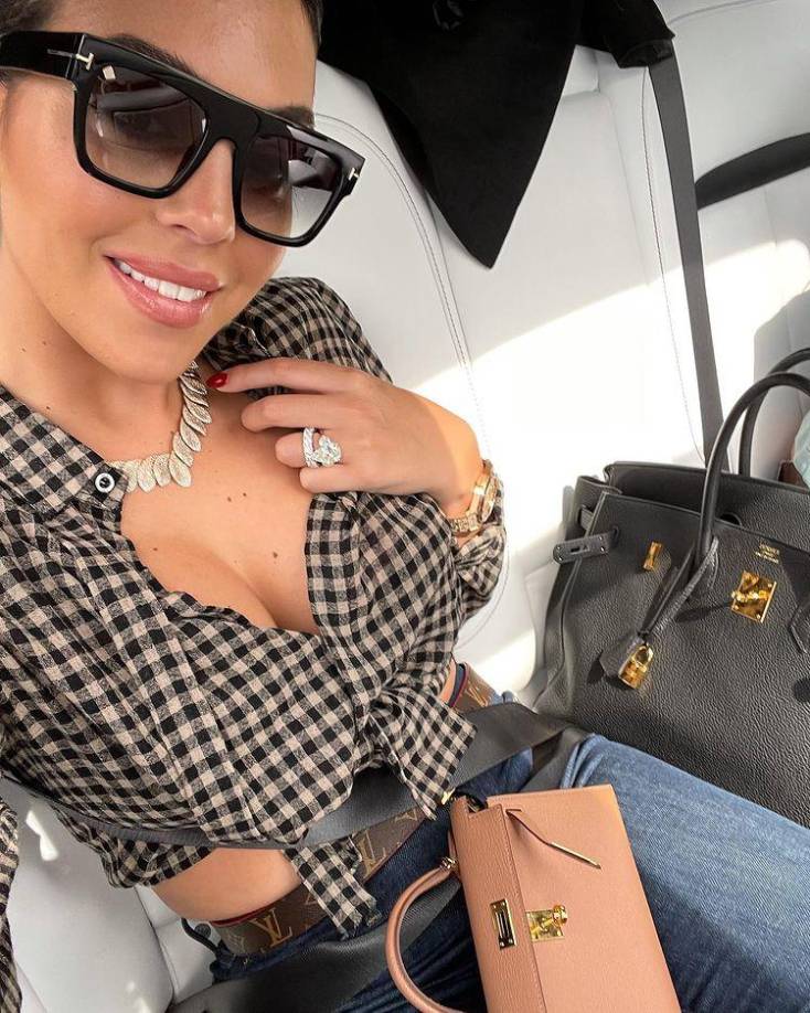 “Cuando voy con Cristiano la gente no ve más allá de él. Se le echan encima y les da igual que tengas cuatro niños, bolsos, maletas. Nos llevamos muchos empujones. Yo me preocupo por mis hijos pero supongo que soy como las madres que van al parque y quieren tener a sus hijos controlados”, ha argumentado.