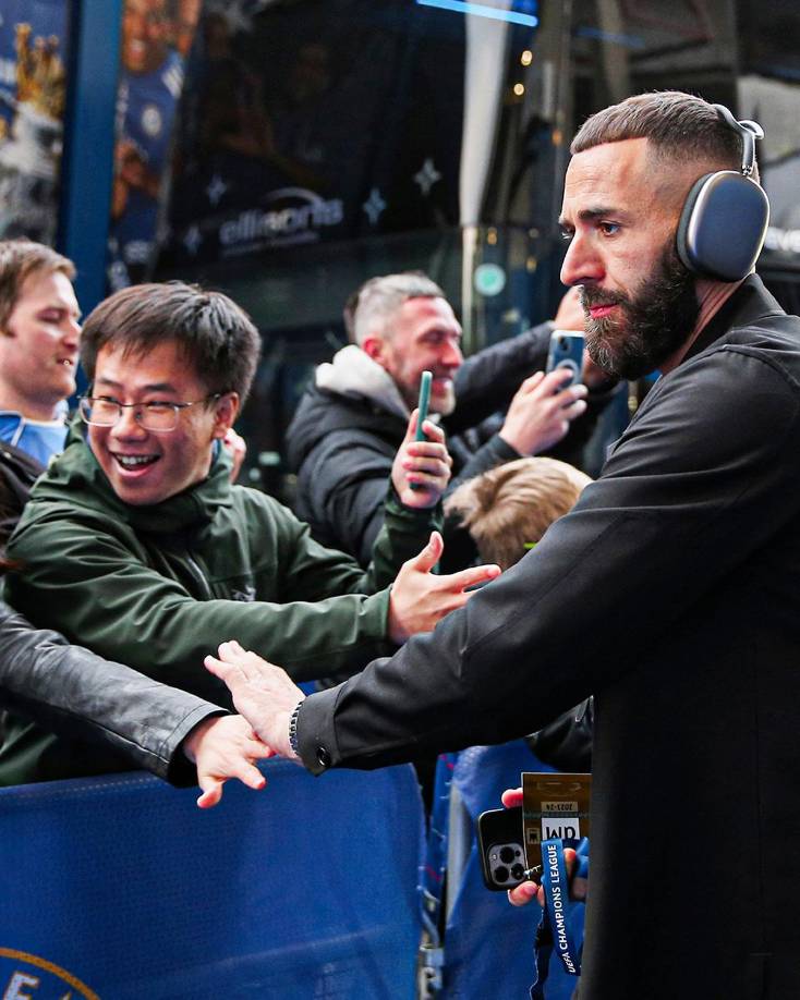 La alegría de este joven al ser saludado por el delantero francés Karim Benzema.