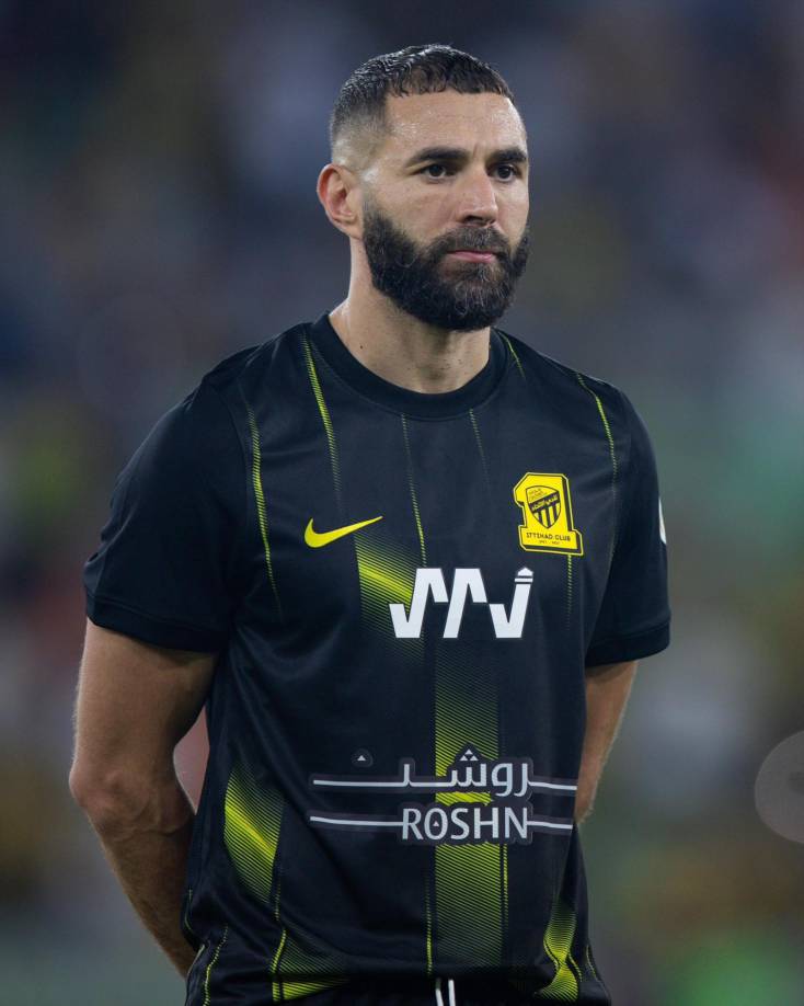 The Athletic asegura que los dirigentes del Olympique Lyon trabajan para intentar recuperar a Benzema, quien se encuentra en la mitad de un conflicto con los dirigentes del Al-Ittihad. El delantero ya conoce el interés de su exequipo y espera resolver su situación en Arabia para darles una respuesta.