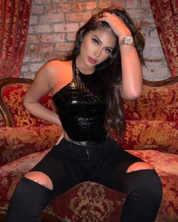 Con más de 819.000 seguidores en Instagram, Trivizas se hizo popular en esta red social por las fotografías que suele colgar en su perfil, modelando lencería y ropas de baño.