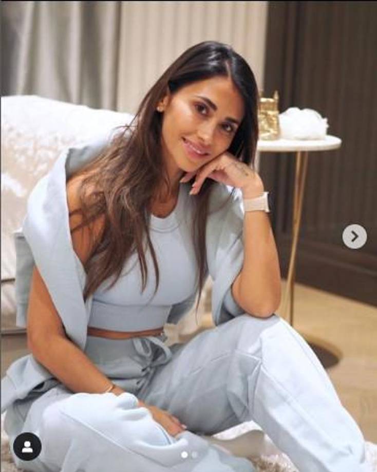 Además de animar a su esposo, Antonella subió tres fotos con este atuendo y en el cuál aprovechó a darle publicidad a una empresa de telefonía.