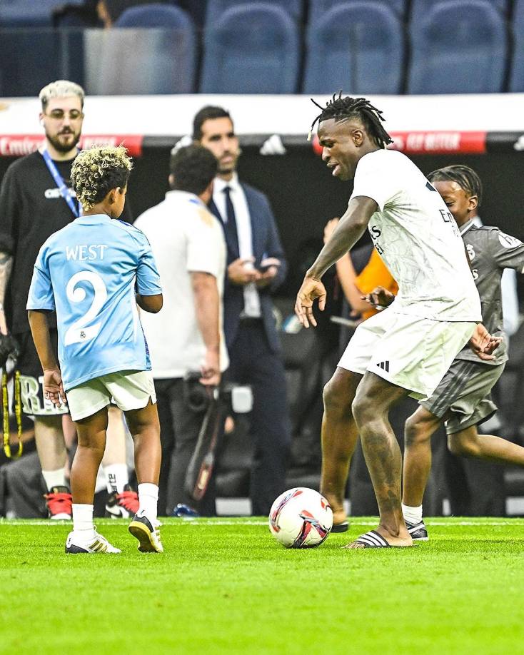 Vinicius compartió momentos en el césped tras el partido con el hijo de Kim Kardashian.
