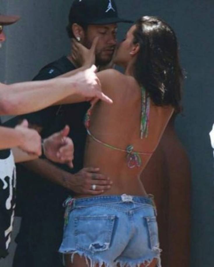 El futbolista y la modelo expresan su amor en las redes sociales... “Quiero un nosotros. Pero un verdadero nosotros. Pegados. Envueltos. Amarrados. Tirados en la alfombra...' posteó la modelo brasileña.