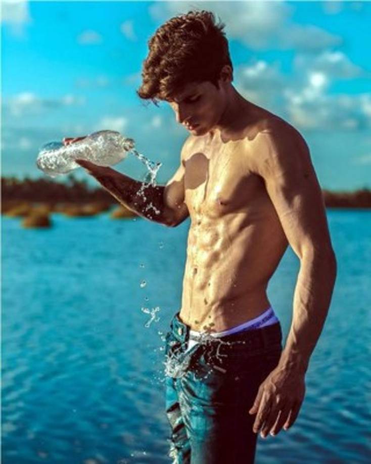 Tiago nunca dejó de cuidar su físico y es un fanático del gimnasio, el joven suele mostrar su cuerpo trabajado en las redes sociales.