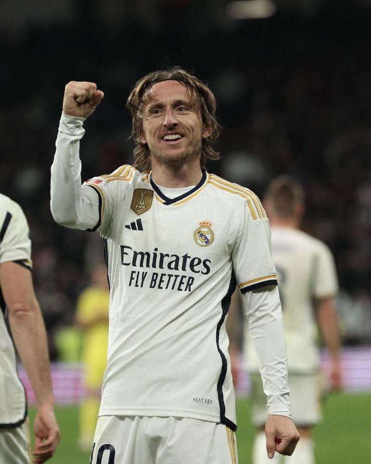 Robert Jarnique reveló que Modric recibió varias ofertas para abandonar el Real Madrid: “La verdad es que Modric fue muy fiel al Madrid, porque recibió muchas ofertas, pero quiere quedarse allí. Madrid es casi su casa, cada vez que entra en un partido cambia el curso del encuentro y sus pases perfectos demuestran que sigue siendo un gran jugador”.