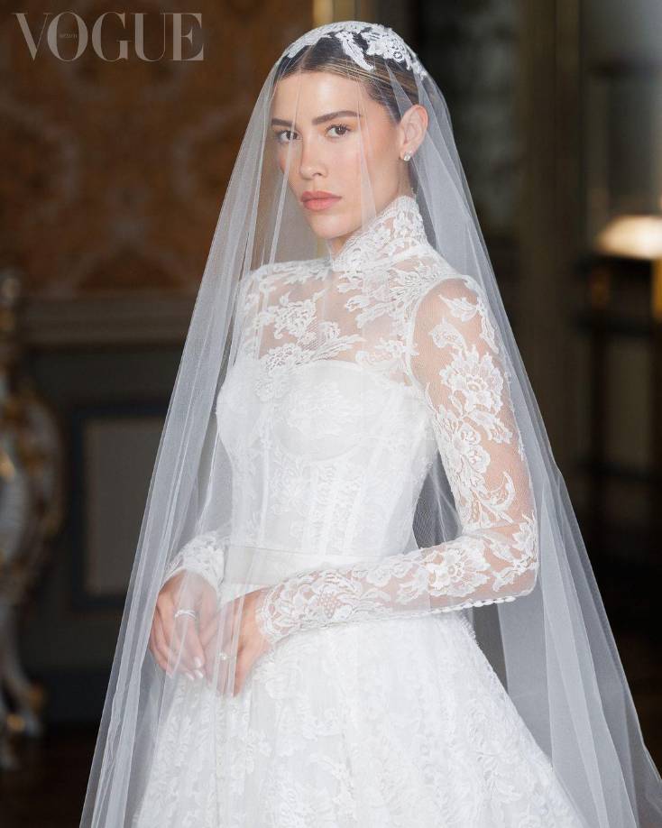 Sofisticado en el look que la modelo e influencer mexicana Michelle Salas eligió para su enlace matrimonial con el empresario Danilo Díaz. Para su gran día, la primogénita del cantante Luis Miguel con la actriz Stephanie Salas, eligió un diseño de Dolce &amp; Gabbana.