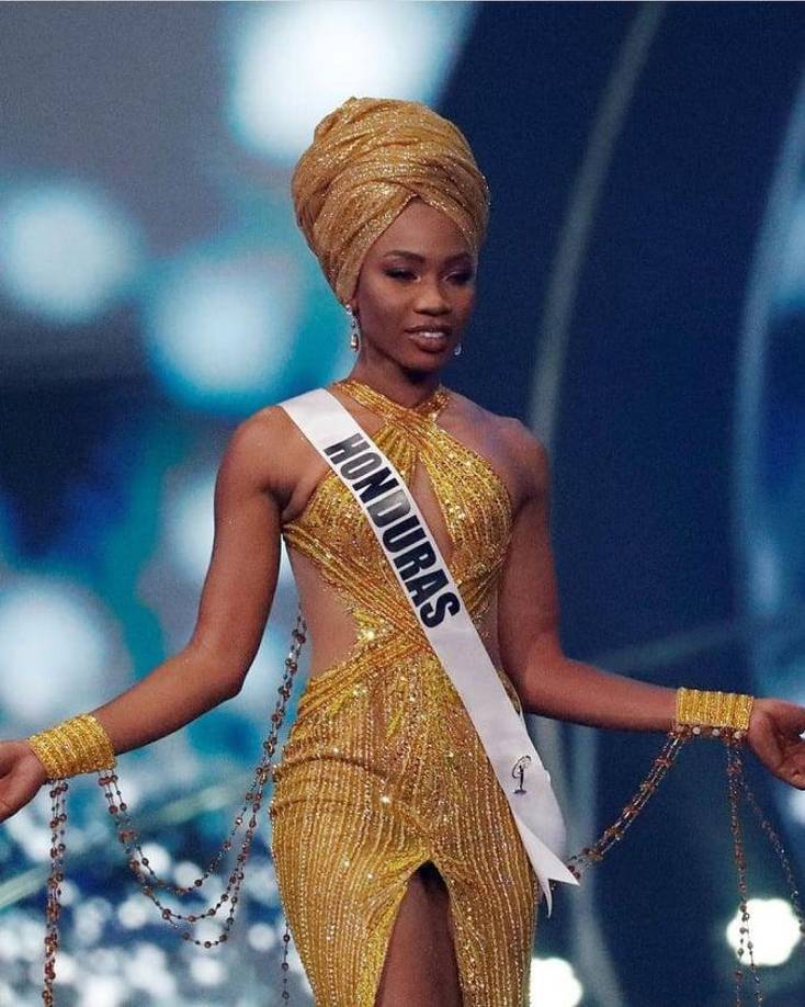 “Rose Meléndez, que representa a Honduras en la 70 edición de Miss Universo, viste una colección Louis Pangilinan Fashion Empire. Este vestido fue ajustado y adornado a mano con cuentas, cristales y lentejuelas que fueron estampadas para representar su ascendencia: ella es una mujer multicultural del pueblo garífuna (una mezcla de africanos e indígenas)”, dijo el famoso diseñador en sus redes sociales.