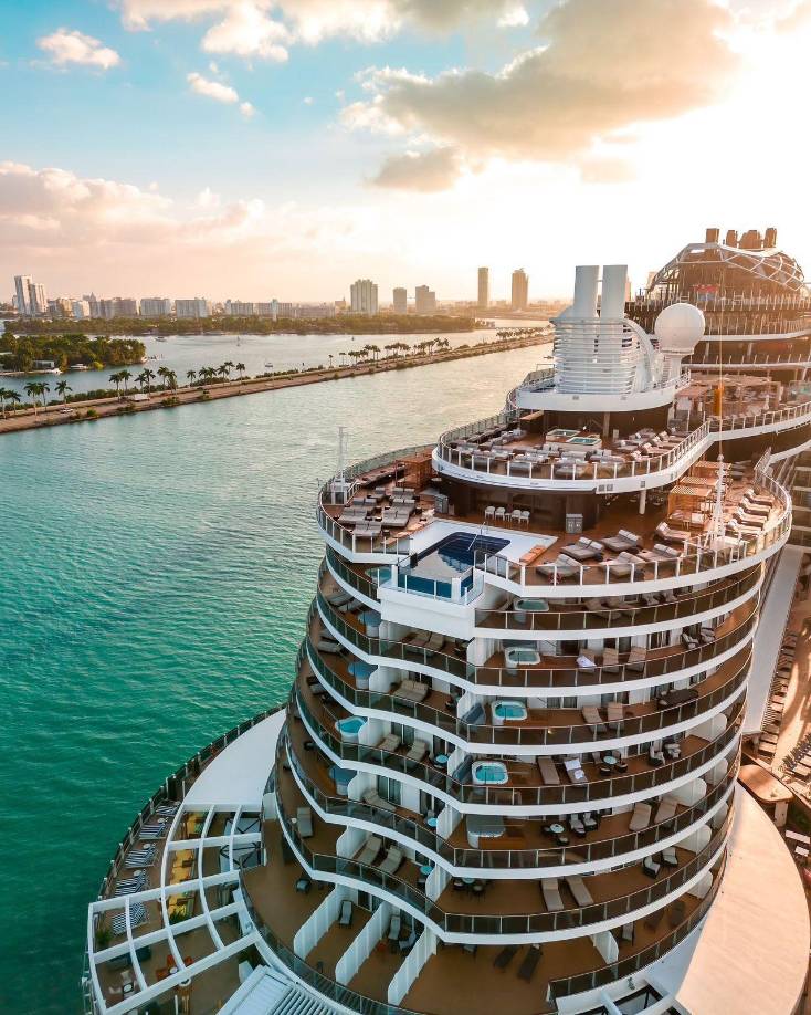 El concierto a bordo del Norwegian Aqua es realizado en asociación con Prince Legacy, LLC y Primary Wave Music para celebrar la música, la energía y la vida del cantantes y actor ganador de siete premios Grammy, como también del Oscar.