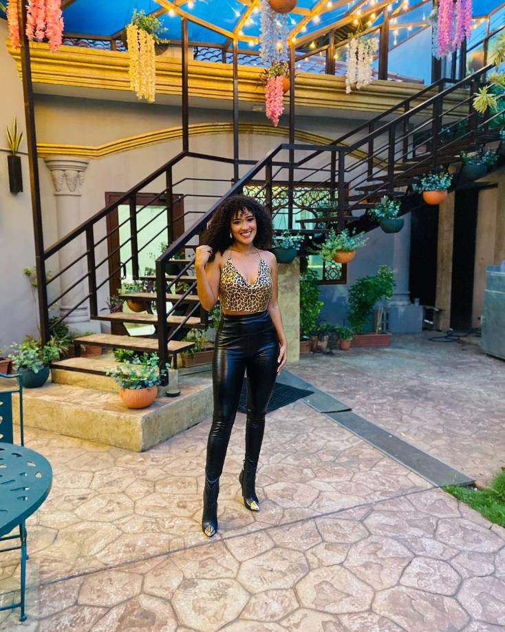 Asimismo, cuenta con un diplomado en Periodismo Deportivo y actualmente estudia un curso online mexicano sobre “Reporteros en el deporte”.