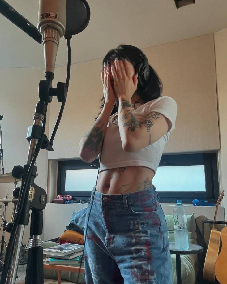 Y es que cabe recordar, en octubre pasado, <b>Cazzu desmintió a Ángela Aguilar</b>, quien dijo que nadie había salido lastimado en el triángulo amoroso. Es así que quiso reiterarle que jamás tuvo pensado “luchar” por el padre de su bebé ni mucho menos, ya que es algo que simplemente nunca ha hecho, justo como lo dice este sencillo, lanzado en 2019.