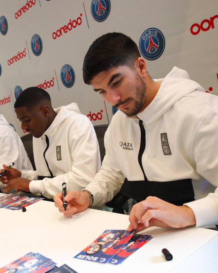 La plantilla saludó y firmó autógrafos para los fanáticos que se hicieron presentes a la actividad para el amistoso que ha generado grandes expectativas.