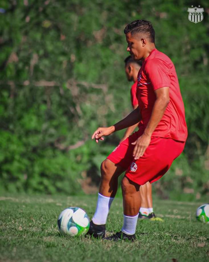 Aldo Oviedo: El mediocampista sería dado de baja en el Vida de cara a la próxima campaña.