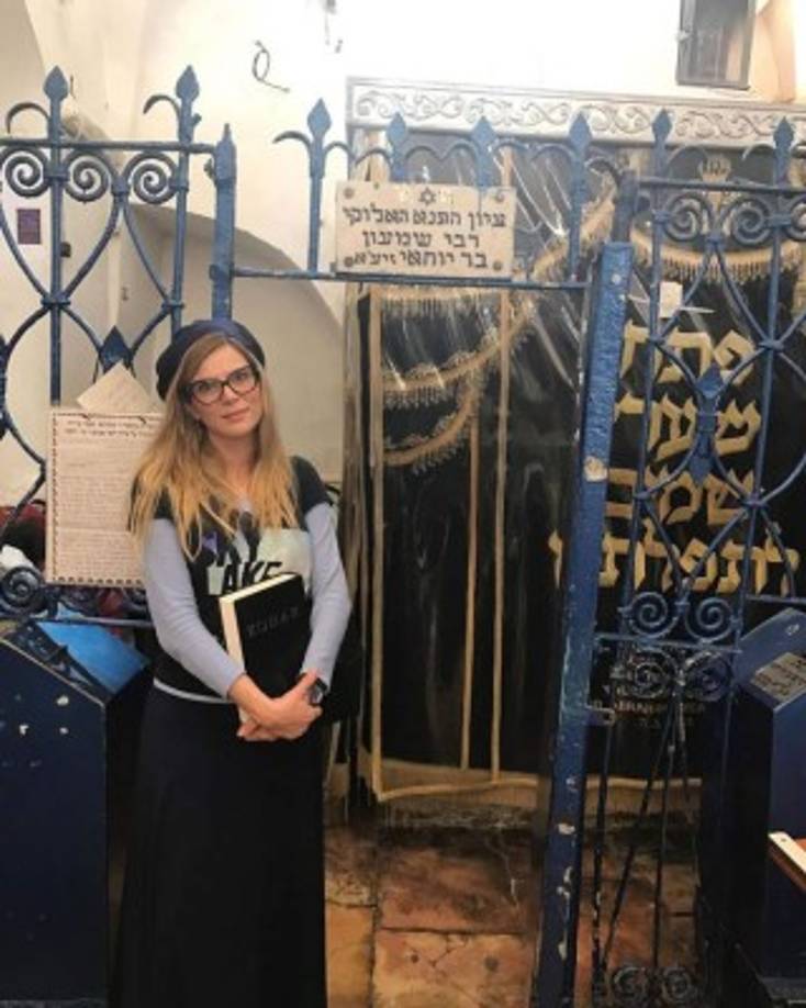 Precisamente el éxito de Netflix 'Unorthodox' (Poco Ortodoxa) ha puesto el acento en cómo vive la mujer en comunidades fundamentalistas judías, en las que se rapan el pelo, viven para tener hijos y cuidar de la familia y la tradición. 'Para mí, vivir significa darle forma a lo que el alma te pide', afirmó la transformada Sarah Mintz al respecto e insistió: 'si entiendes el mundo televisivo, la serie no es una clase de Torá, cada uno debe tener su propia relación con Dios'. <a href='https://www.laprensa.hn/fotogalerias/farandula/1392588-411/actriz-briggitte-bozzo-tiene-cirug%C3%ADa-reduccion-mamas-senos-mamoplastia' style='color:red;text-decoration:underline' target='_blank'> TE PUEDE INTERESAR: Actriz de 'Silvana sin lana' Biggitte Bozzo se somete a cirugía de reducción de mamas a sus 18 años</a>