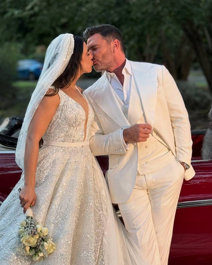 Valeria estuvo acompañada por sus padres, Víctor y Silvia Marín, y sus hermanos, Sebastián y Lander Marín. Por su parte, Julián celebró este día especial junto a dos de sus tres hijos, Nicolle y Juliancito, su nieto Oliver, y su inseparable perro Batman, quien se robó las miradas al encargarse de entregar los anillos.