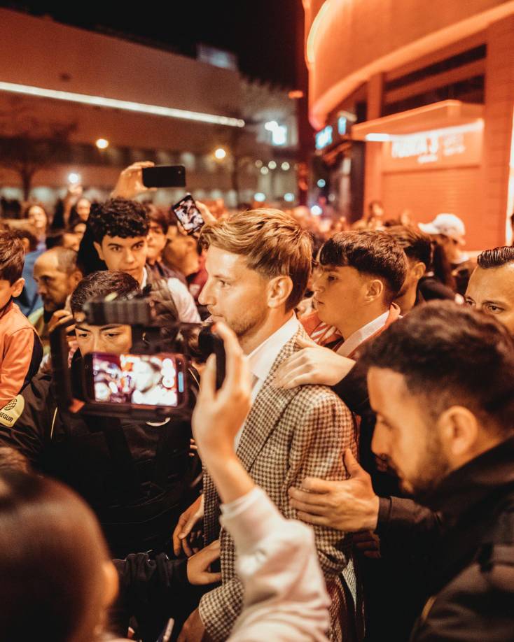 Rakitic se despide de la afición del Sevilla. El croata llegó a un acuerdo con el Al Shabab de Arabia Saudita y su anuncio oficial solo es cuestión de horas. A sus 35 años le dice adiós a la élite.