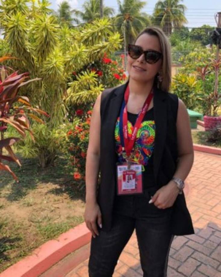 Tanya Rodríguez, periodista de La Prensa Televisión, lista para la cobertura de lo que será la batalla entre Honduras Progreso y Juticalpa.