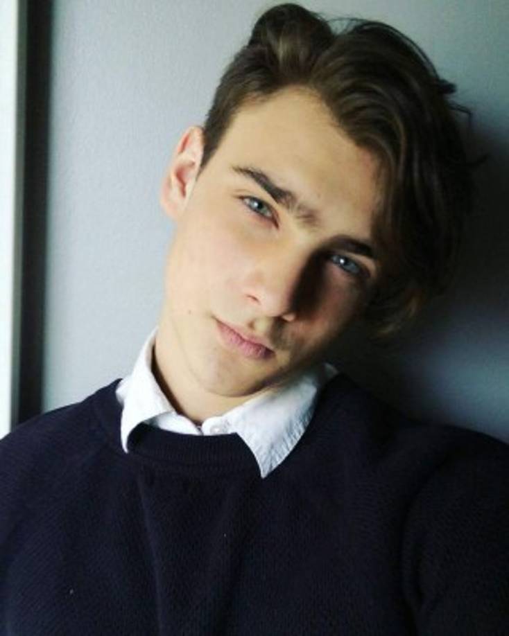 Santiago Achaga <br/><br/>El argentino es hermano de la reconocida actriz Macarena Achaga, quien participó el año pasado en la serie de Univision 'La piloto' con el personaje de Olivia. A pesar de su juventud ya tiene experiencia como actor. Recientemente grabó en su país la telenovela juvenil de Nickelodeon 'Heidi, Bienvenida' a casa. Más de 50 mil personas lo siguen en su perfil de Instagram. <br/><br/>Instagram: @santiagoachaga