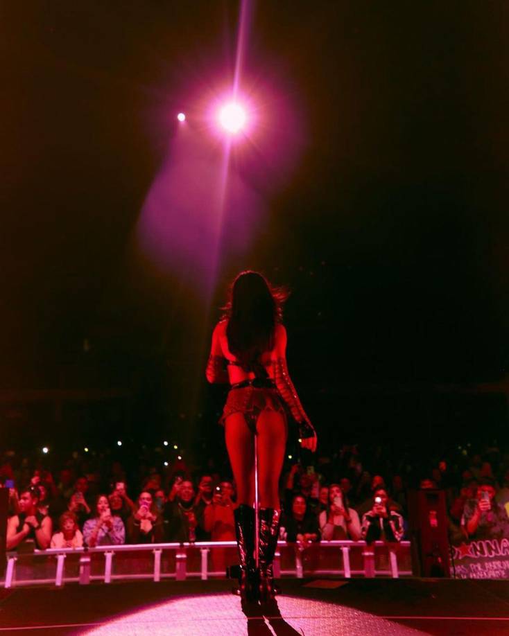 Danna también ha estado de gira este año, llevando su música a diferentes partes del mundo. Su gira “Childstar Tour” ha sido un éxito, con entradas agotadas en varias ciudades y una respuesta entusiasta por parte de sus fans.