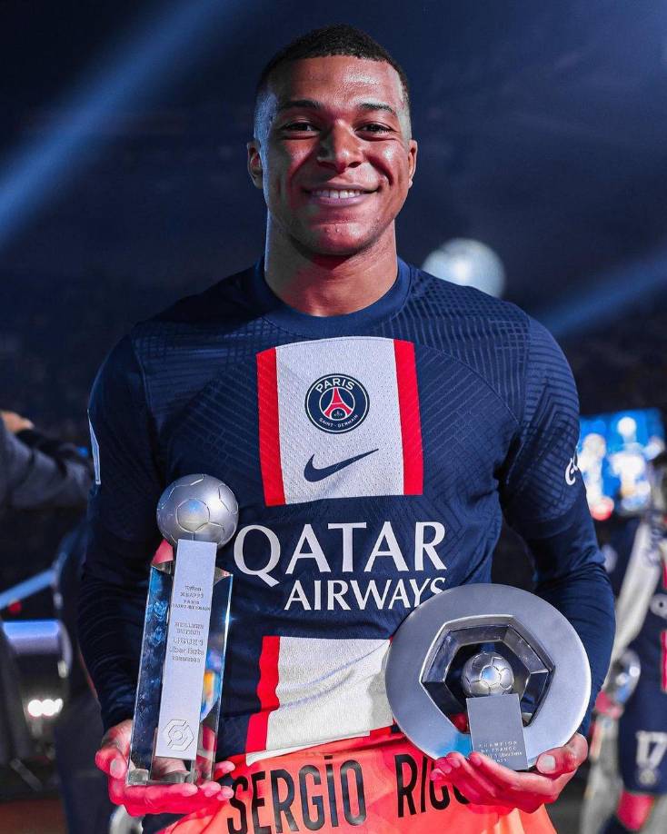 El PSG busca así evitar que Mbappé, su jugador estrella, se vaya libre a finales de 2024, tal y como el delantero ha manifestado que sería su decisión, lo que implicaría que puede fichar gratis por otros equipos.