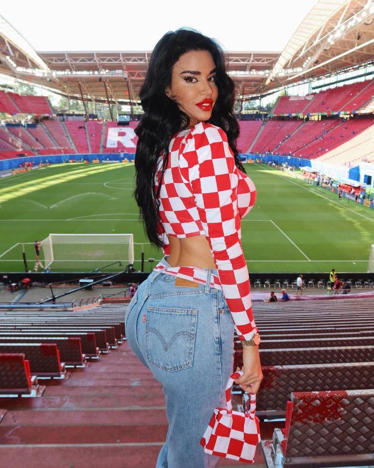 En las graderías, la hermosa modelo Ivana Knoll, cautivo a los aficionados presentes en el recinto.