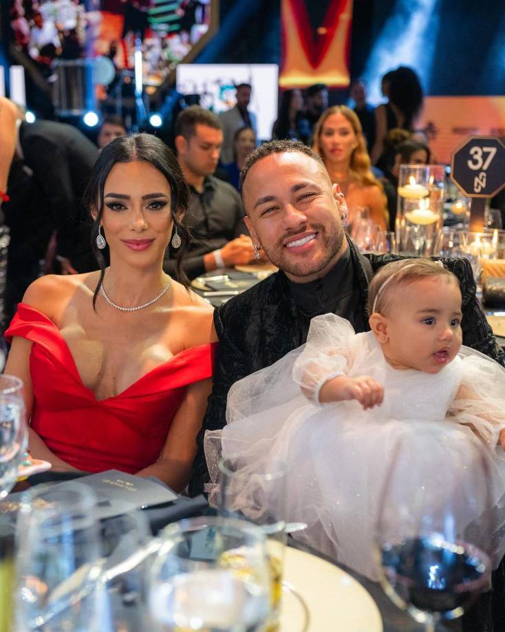 Neymar publicó las fotografías a través de su cuenta de Instagram de la pequeña, quien es tan solo ocho meses menor que Mavie, la hija que tiene con Bruna Biancardi.