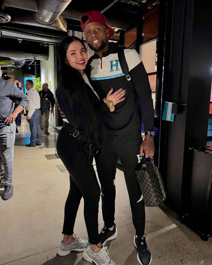 Yustin Arboleda celebró con su esposa Paula Vivas después del triunfo contra México en el estadio Morazán.