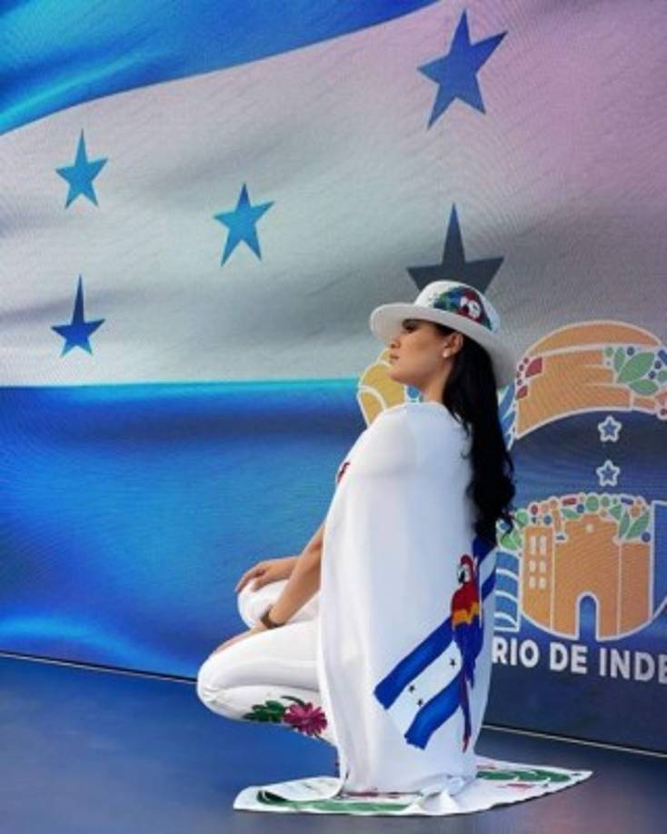 El espectacular diseño de Alejandra Rubio estuvo a cargo de Antonio Sarmiento. Mientras que su hermoso sombrero es de Roari Hn.