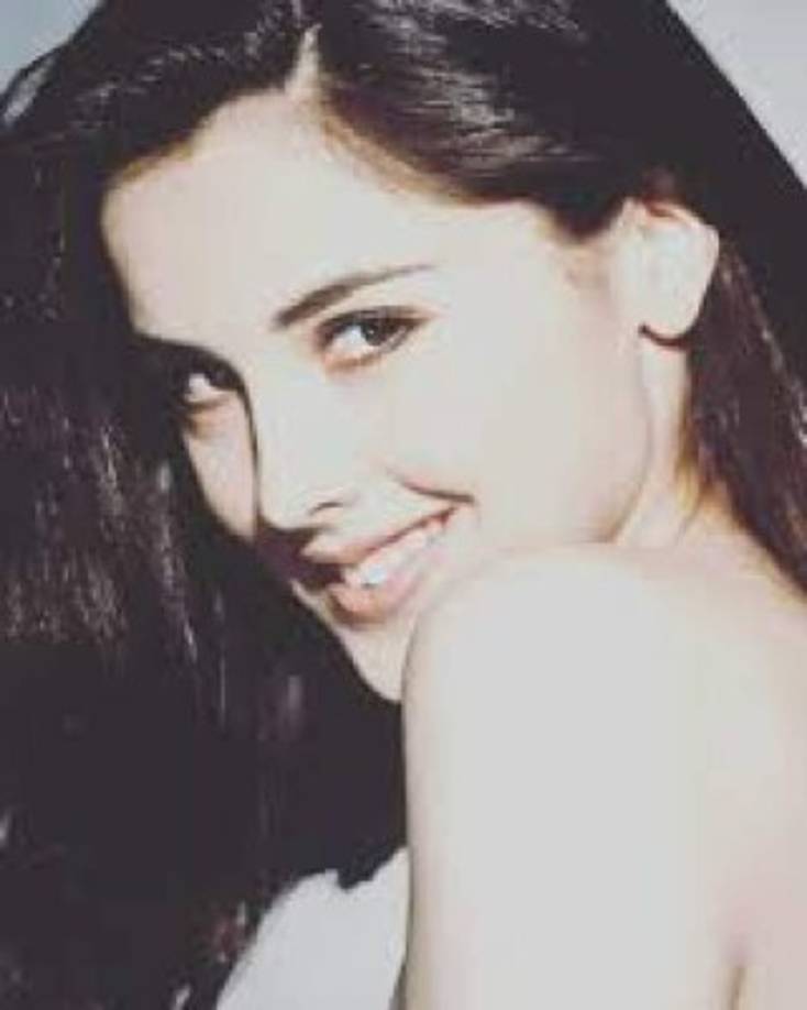 Natalia Esperón se inició en el mundo artístico a los 13 años, como modelo de diversos comerciales tanto impresos como televisivos, lo que más tarde la llevó a participar en el certamen 'La modelo del año' en 1992 a los 17 años de edad en donde concursó junto a la ahora top model Elsa Benítez.